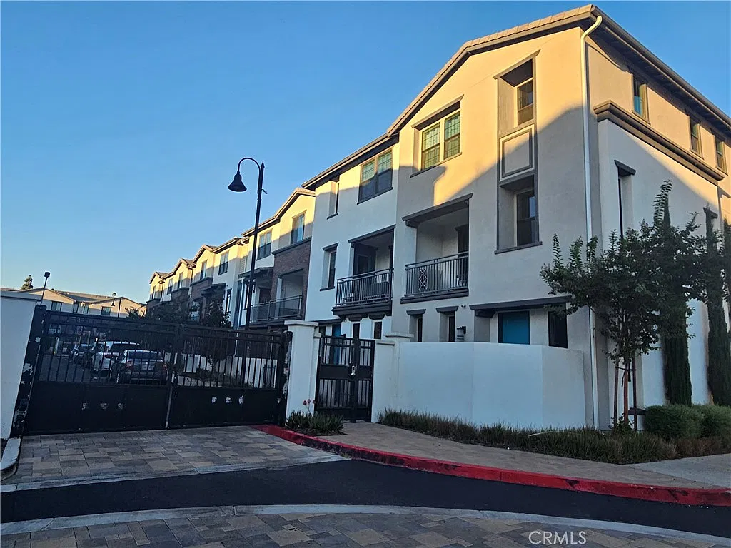 3 bed, 2.5 bath, 1819 sqft, $4,000 — Photo 2