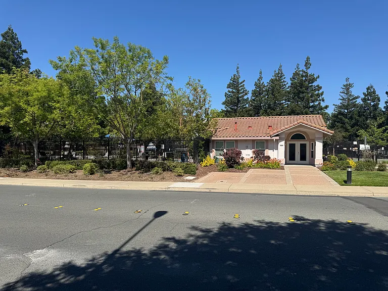 2036 Eucalyptus Way — Photo 16
