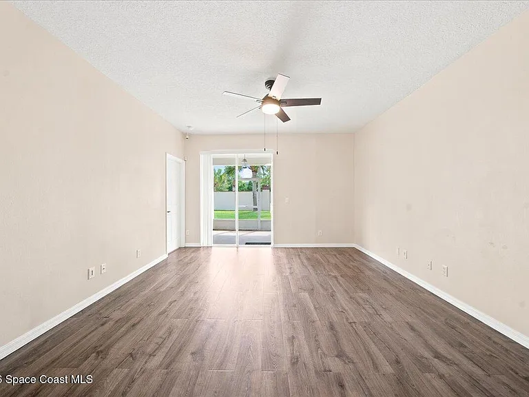 5647 Indigo Crossing Dr — Photo 14