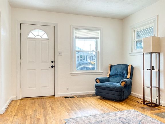 4th image of 1035 Chelsea Ave