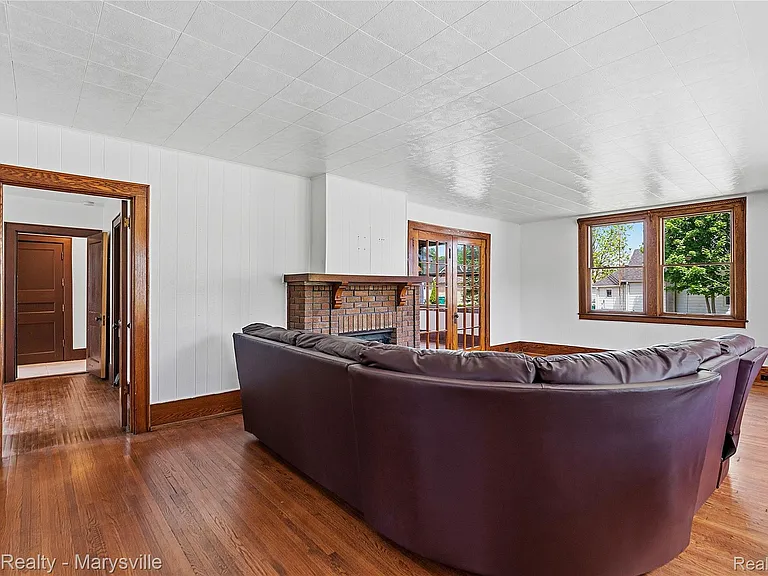 504 Clinton Ave — Photo 6
