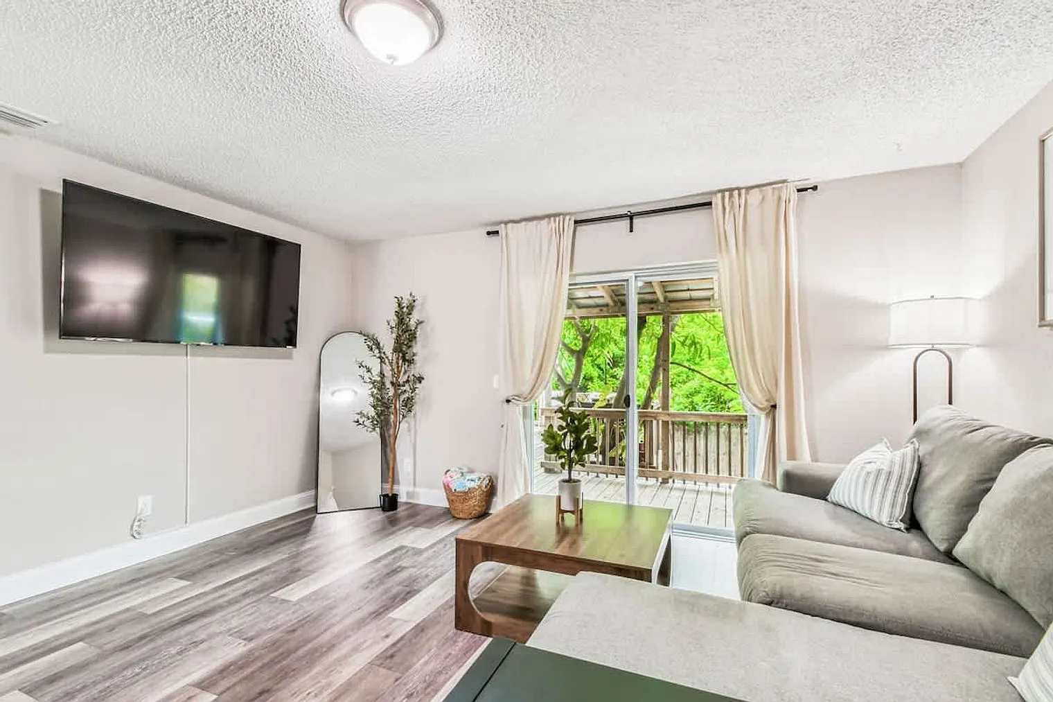 3 bed, 1.0 bath, 1248 sqft, $3,834 — Photo 2