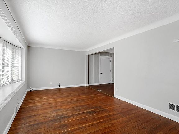 2nd image of 1595 Clover Ln
