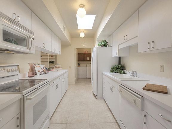 4th image of 820 N Camino De Luz