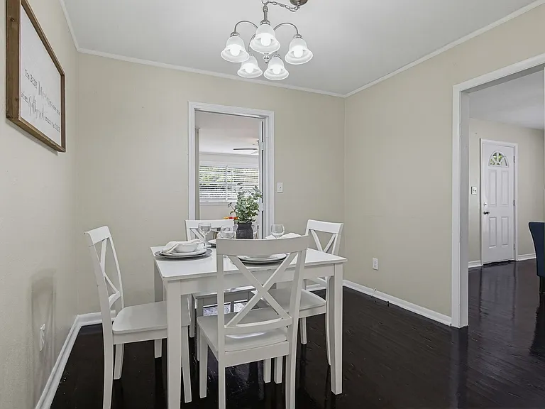 1095 Texas Pkwy — Photo 14