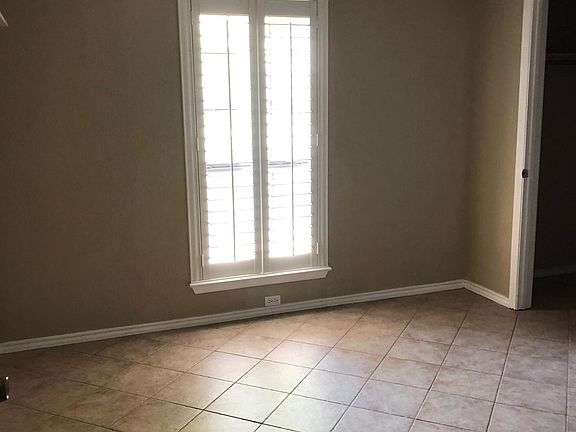 4th image of 1605 Oak Creek Dr