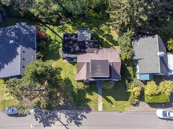 5th image of 2967 SW Beach Ave
