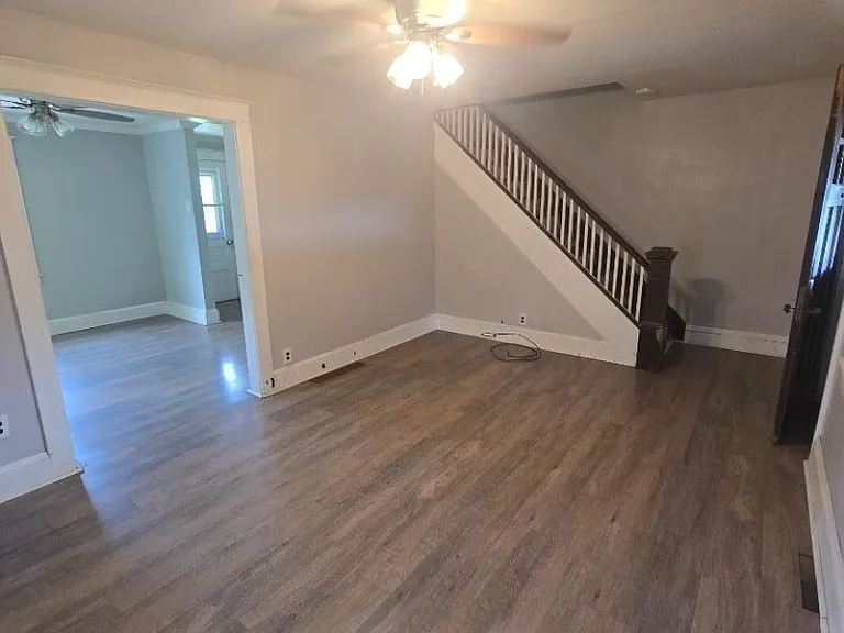323 Irwin St — Photo 3