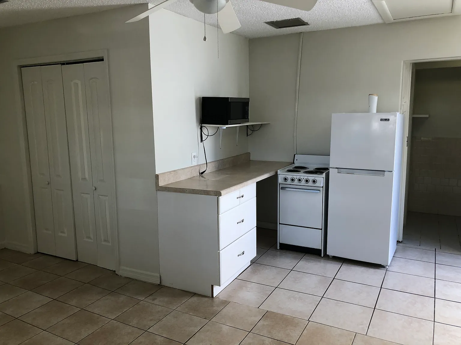 2037 Linden Rd — Photo 2