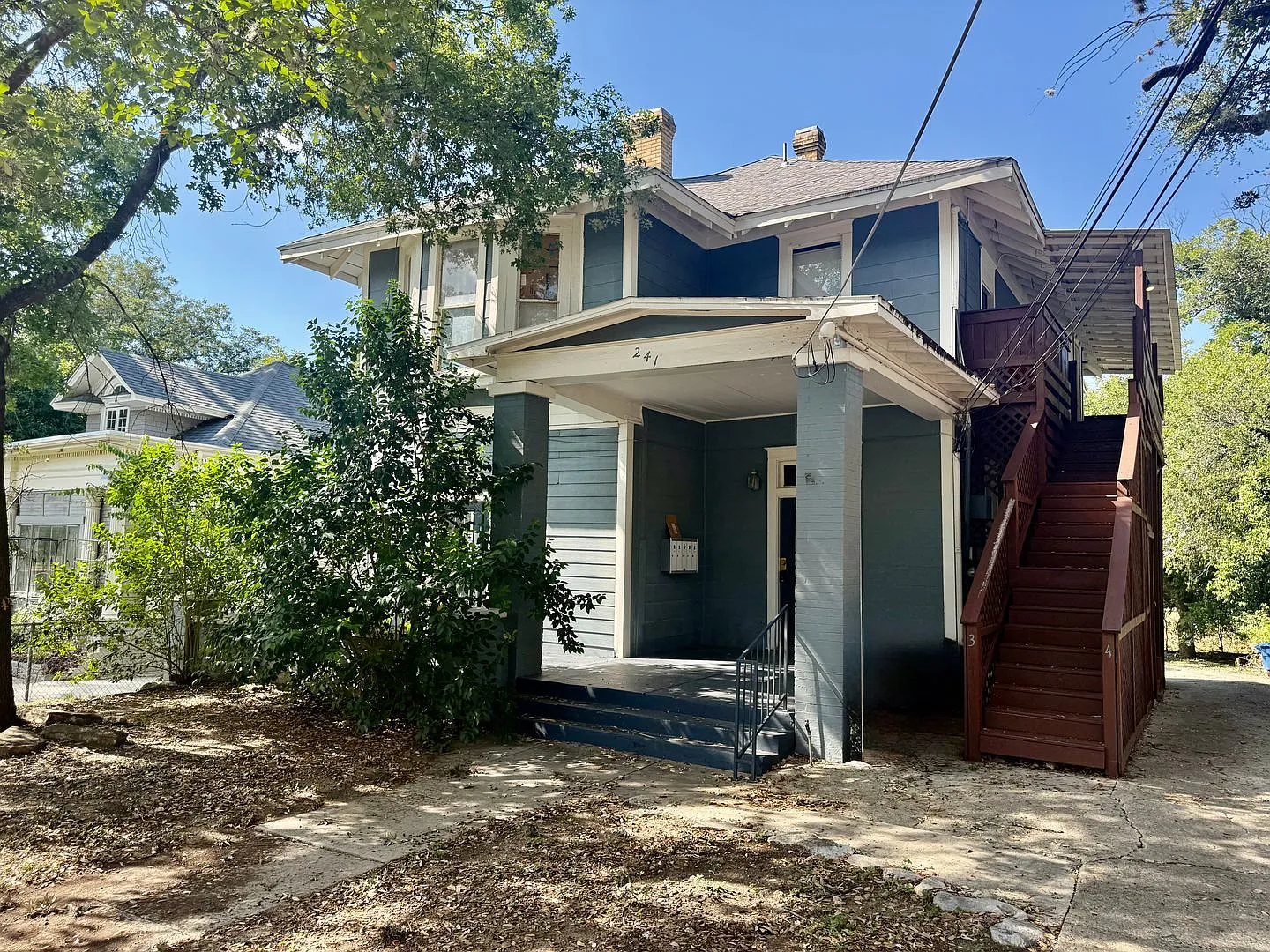 1-bedroom, 1-bathroom unit in Historic home off Broadway Move-In Ready! — Photo 2