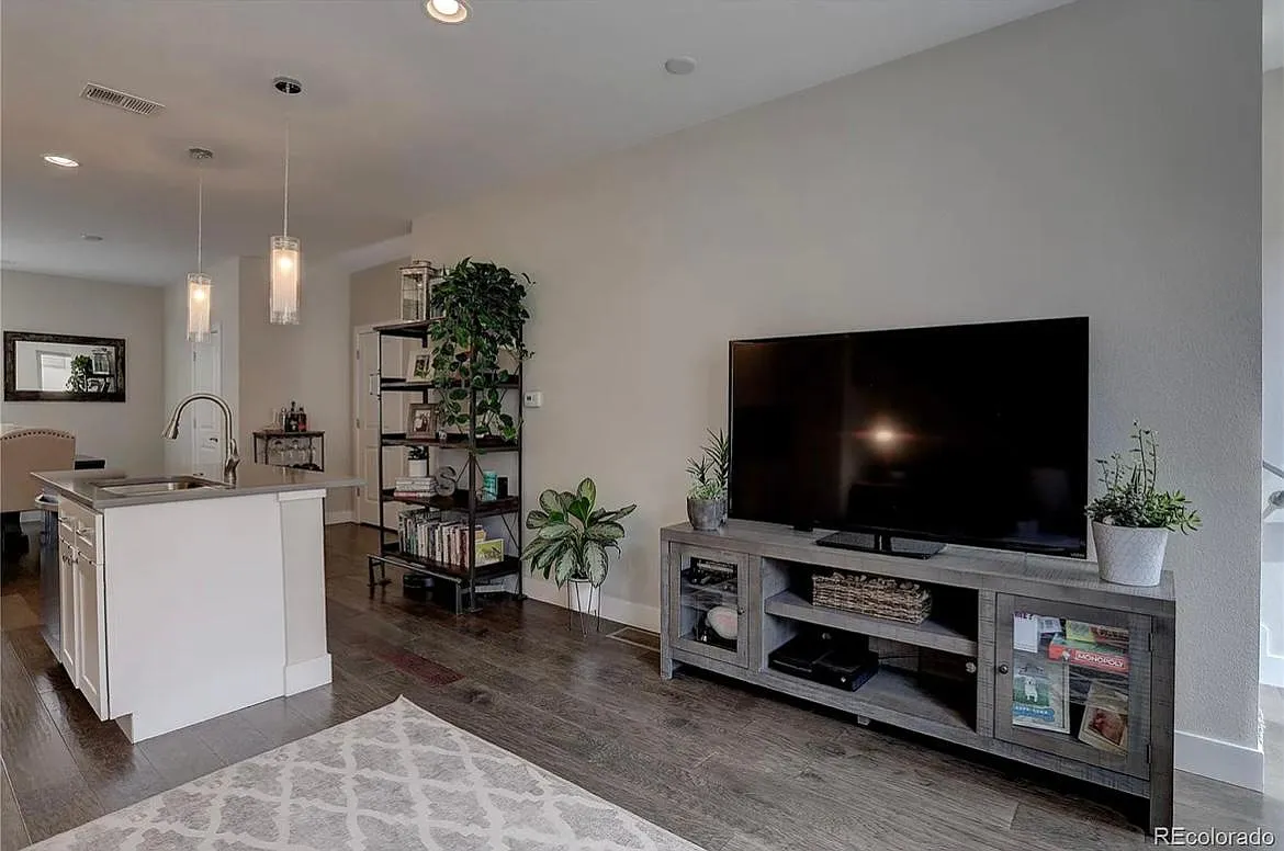 3 bed, 1875 sqft, $3,800 — Photo 4