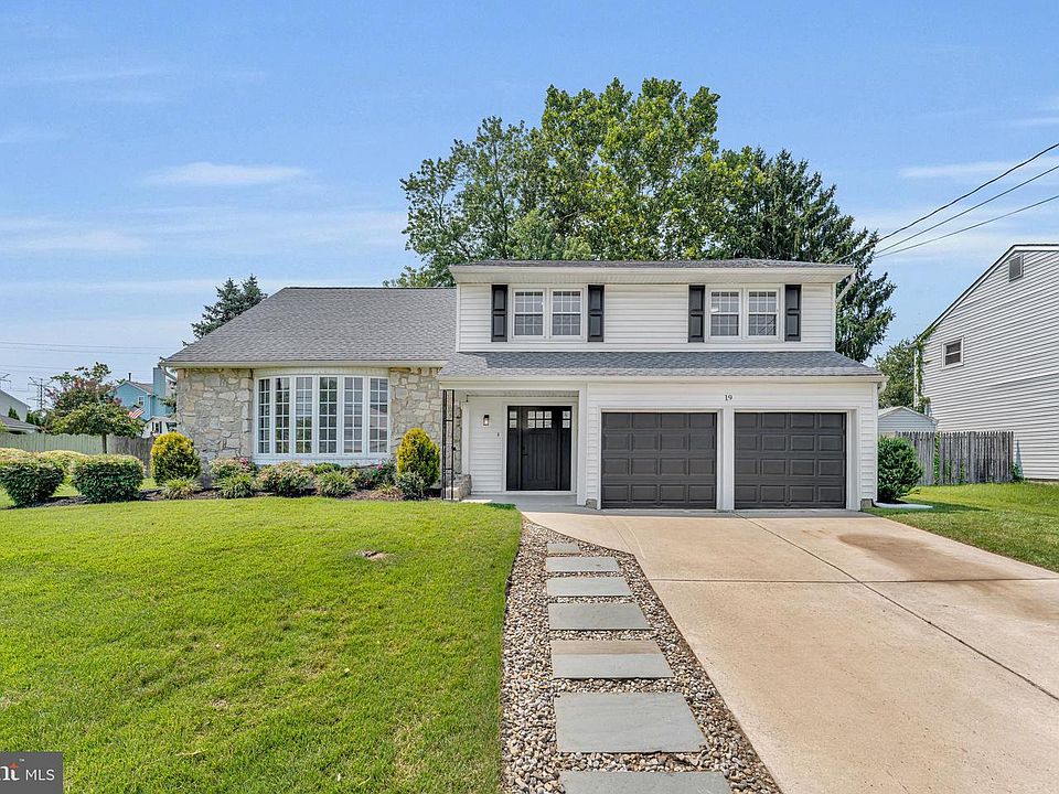 1st image of 19 Kingsbridge Dr