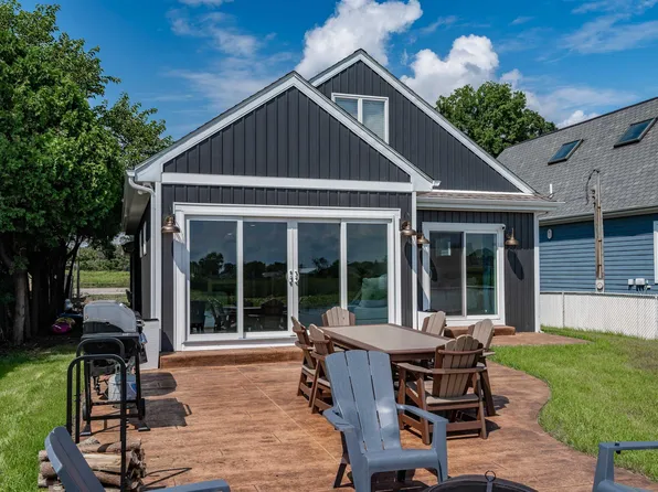 5833 E Pickwick Rd, Syracuse, IN 46567