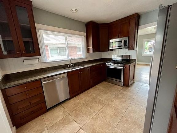 5th image of 253 E Belmont Ave