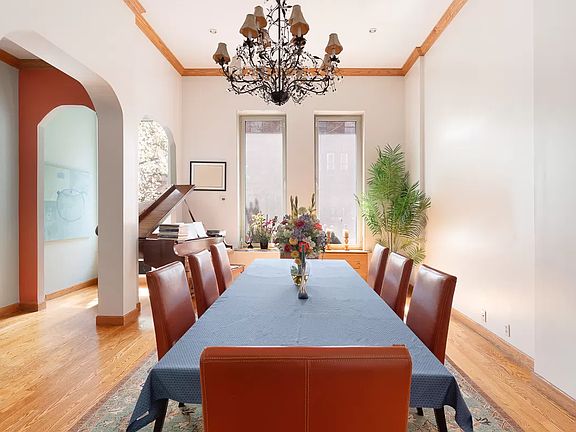 3rd image of 55 W 73rd St