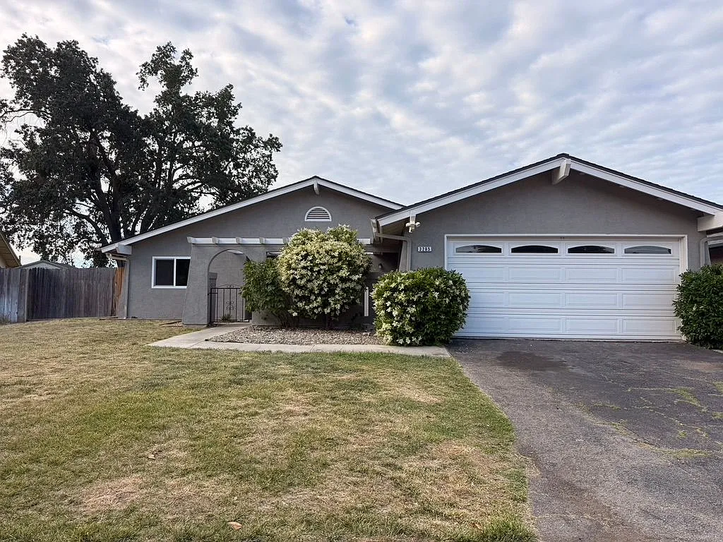 Building Photo - 3285 Oak Knoll Dr