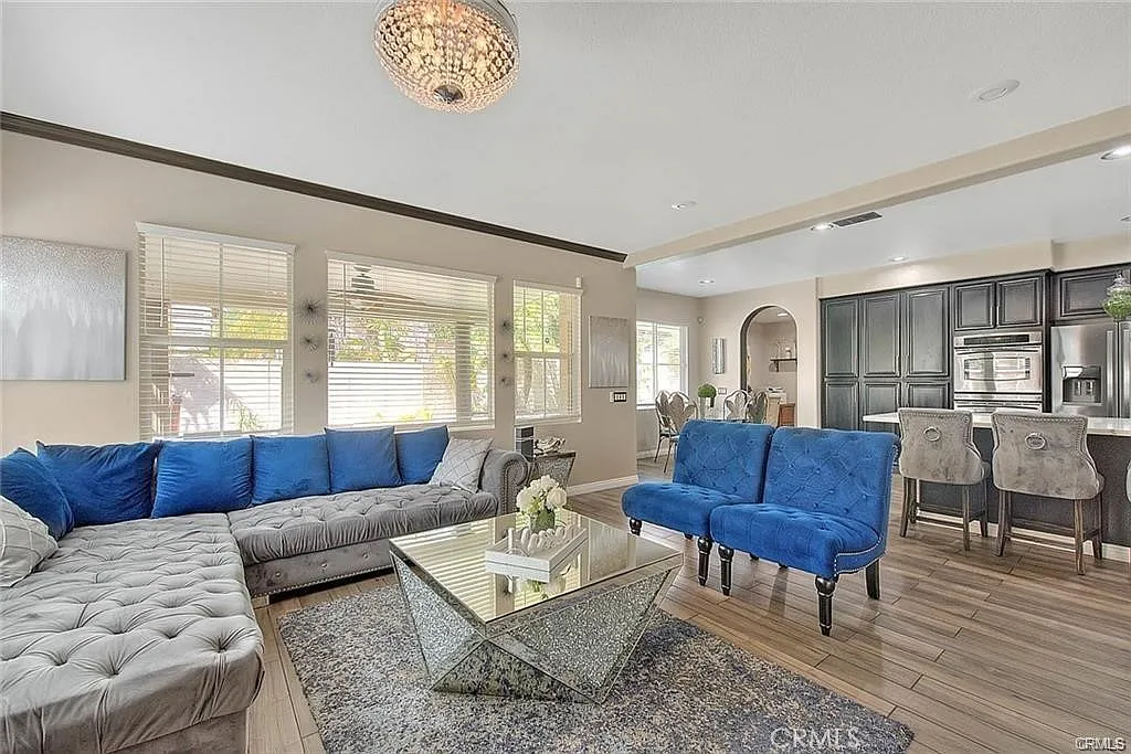 5 bed, 3479 sqft, $9,900 — Photo 2