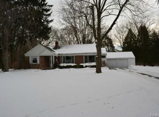 24500 Lois Ln, Southfield, MI 48075