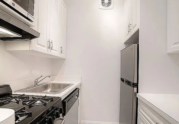 3rd image of 210 E 83rd St APT 4B
