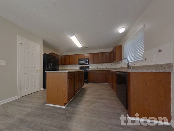 4th image of 401 Silver Spring St