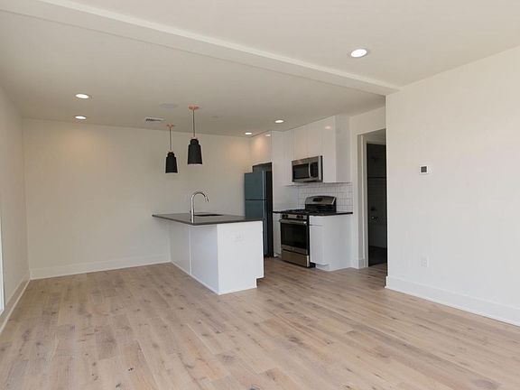 5th image of 2433 Frankford Ave #11