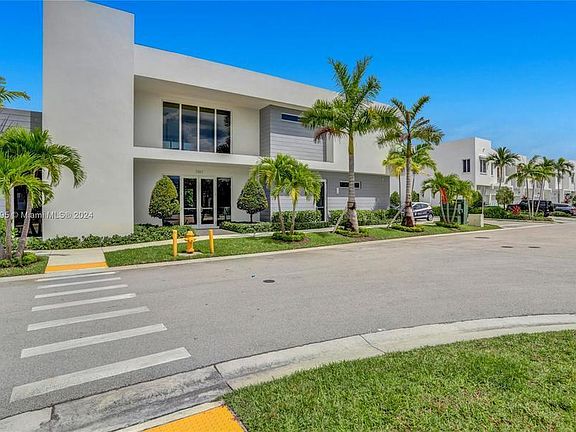 2nd image of 10271 NW 72nd St #10271