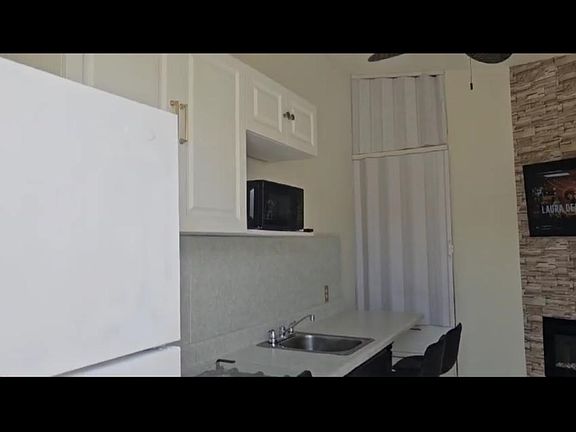 2nd image of 985 W 67th St #1