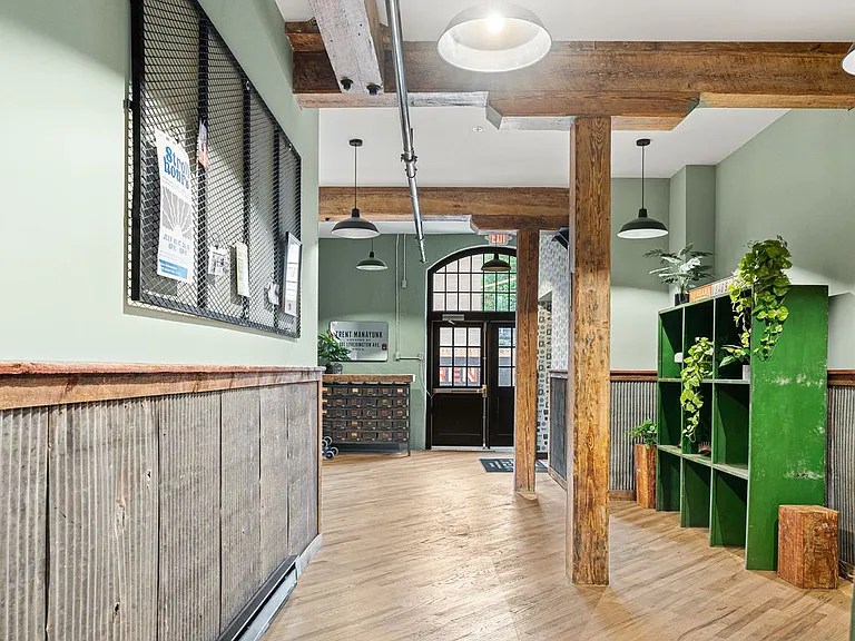 Trent Manayunk — Photo 6