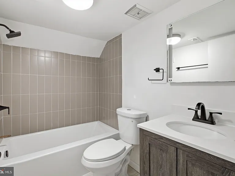 747-00 S 2nd St #Penthouse 3F — Photo 13