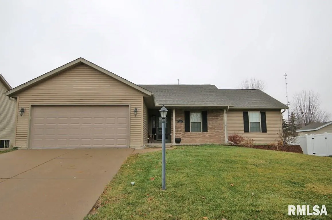 820 Simon St photo 1
