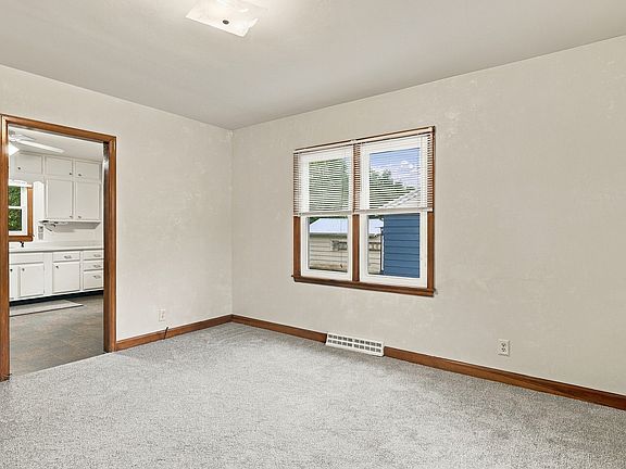 5th image of 1091 Kaufmann Ave