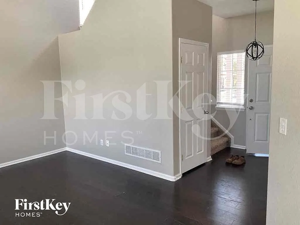 4 bed, 2.5 bath, 2134 sqft, $3,400 — Photo 2