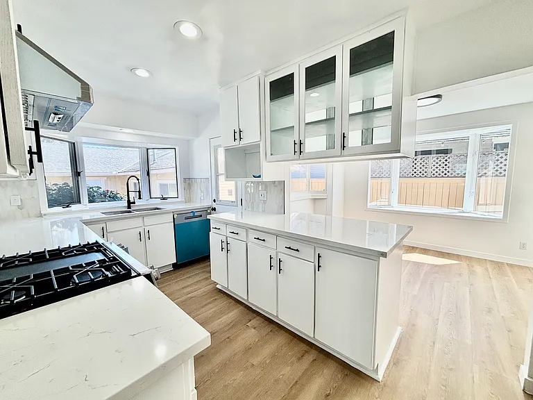 910 Acacia Ave — Photo 8