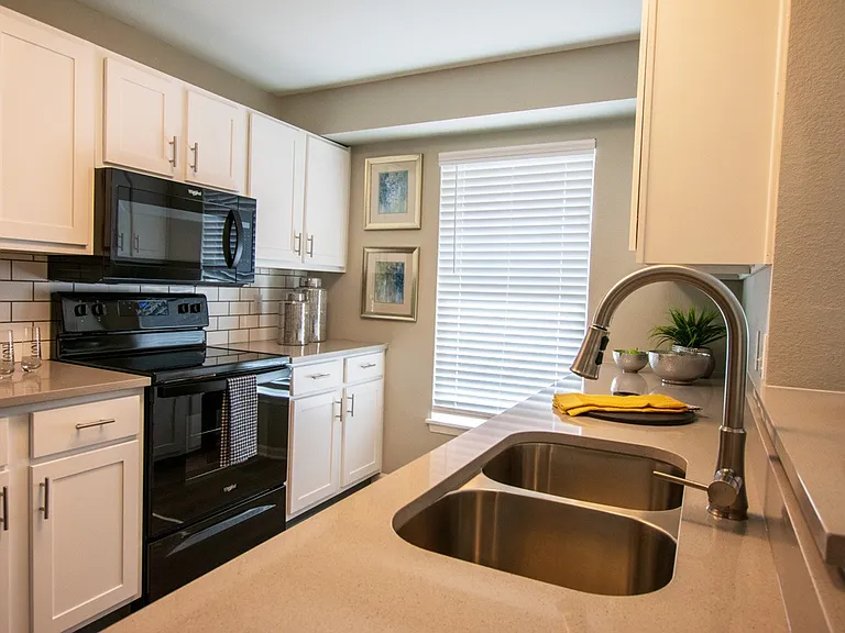 Park Edge Apartments — Photo 6