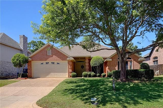 1st image of 825 Forest Hollow Dr