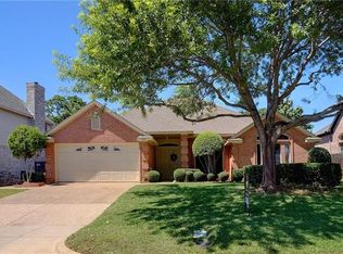 825 Forest Hollow Dr, Hurst, TX 76053