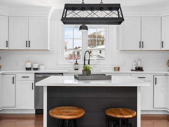 4th image of 290 E Greenwich Ave