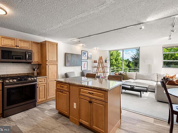 3rd image of 1030 E Lancaster Ave APT 205