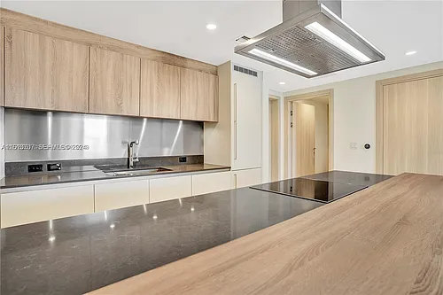 1000 Brickell Plz Photo 1