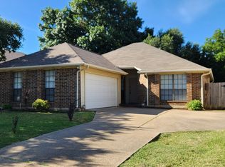 2204 Turf Club Dr, Arlington, TX 76017
