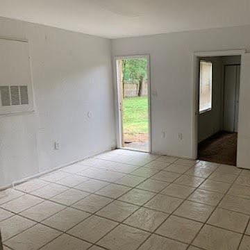 2nd image of 5123 Seneca Ave APT B