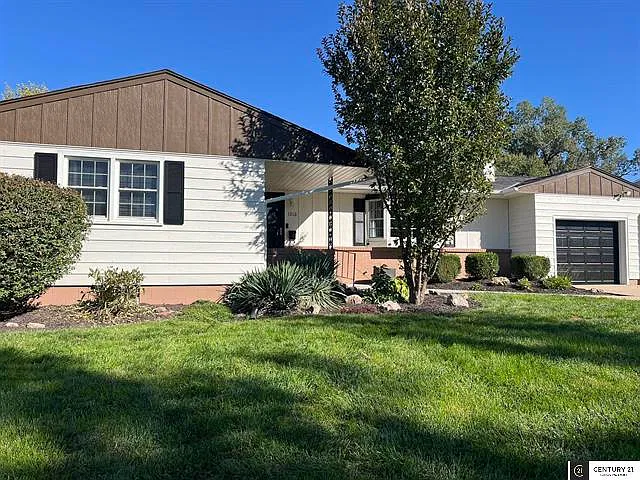 3 bed, 2592 sqft, $2,400 — Photo 2
