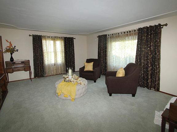 5th image of 202 Sterling St
