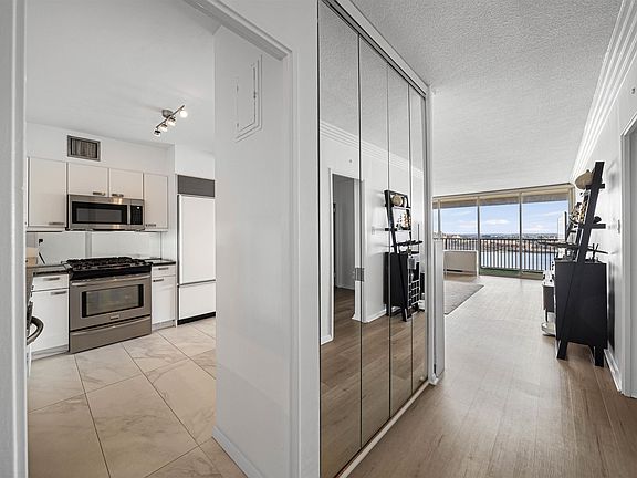 2nd image of 6 Horizon Rd APT 1605