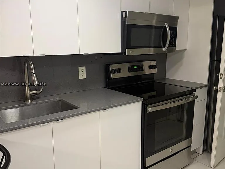 450 SW 3rd St #8 — Photo 3