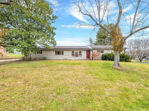 17 Country Fair Ln, Saint Louis, MO 63141