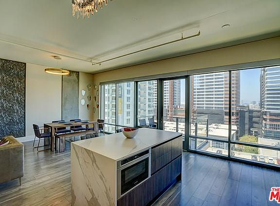 4th image of 1100 S Hope St APT 1206