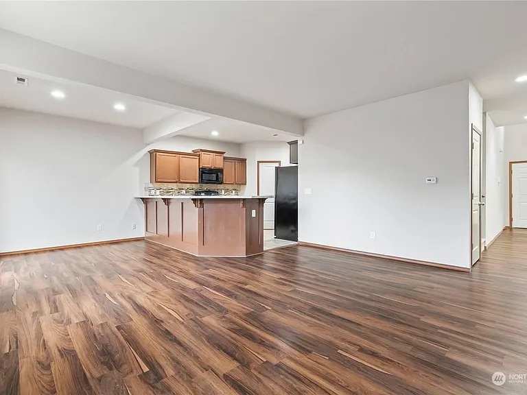 Big living Room with new hardwood/laminate flooring