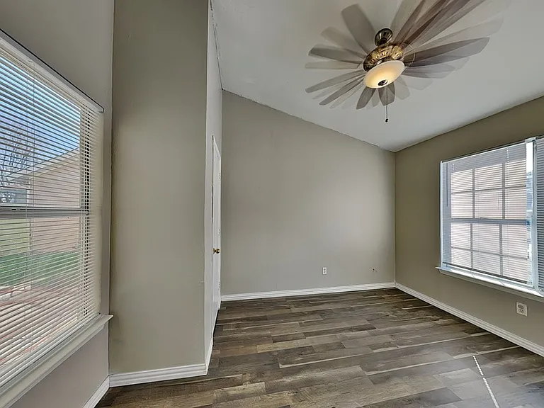 1621 Scottsdale Dr — Photo 5