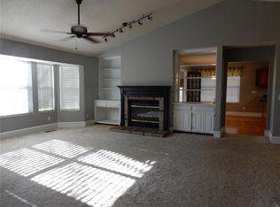 335 Devonshire Ct, Highland, IL 62249